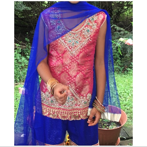 Beautiful Bollywood partywear for girls age 6 - Picture 3 of 5